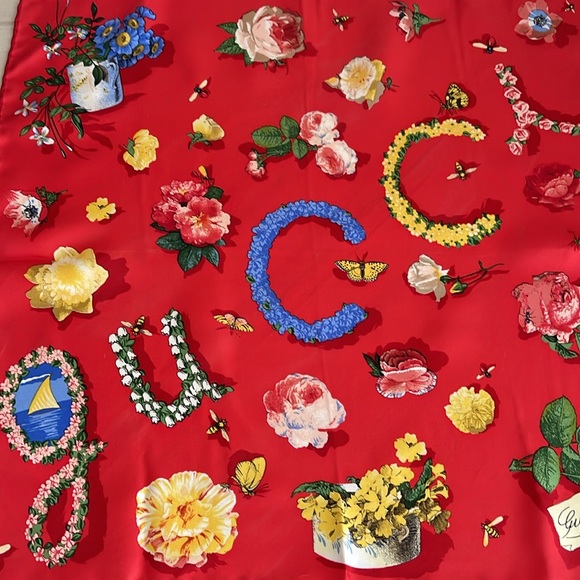 GUCCI FLOWER SILK SCARF NWOT - Picture 9 of 13